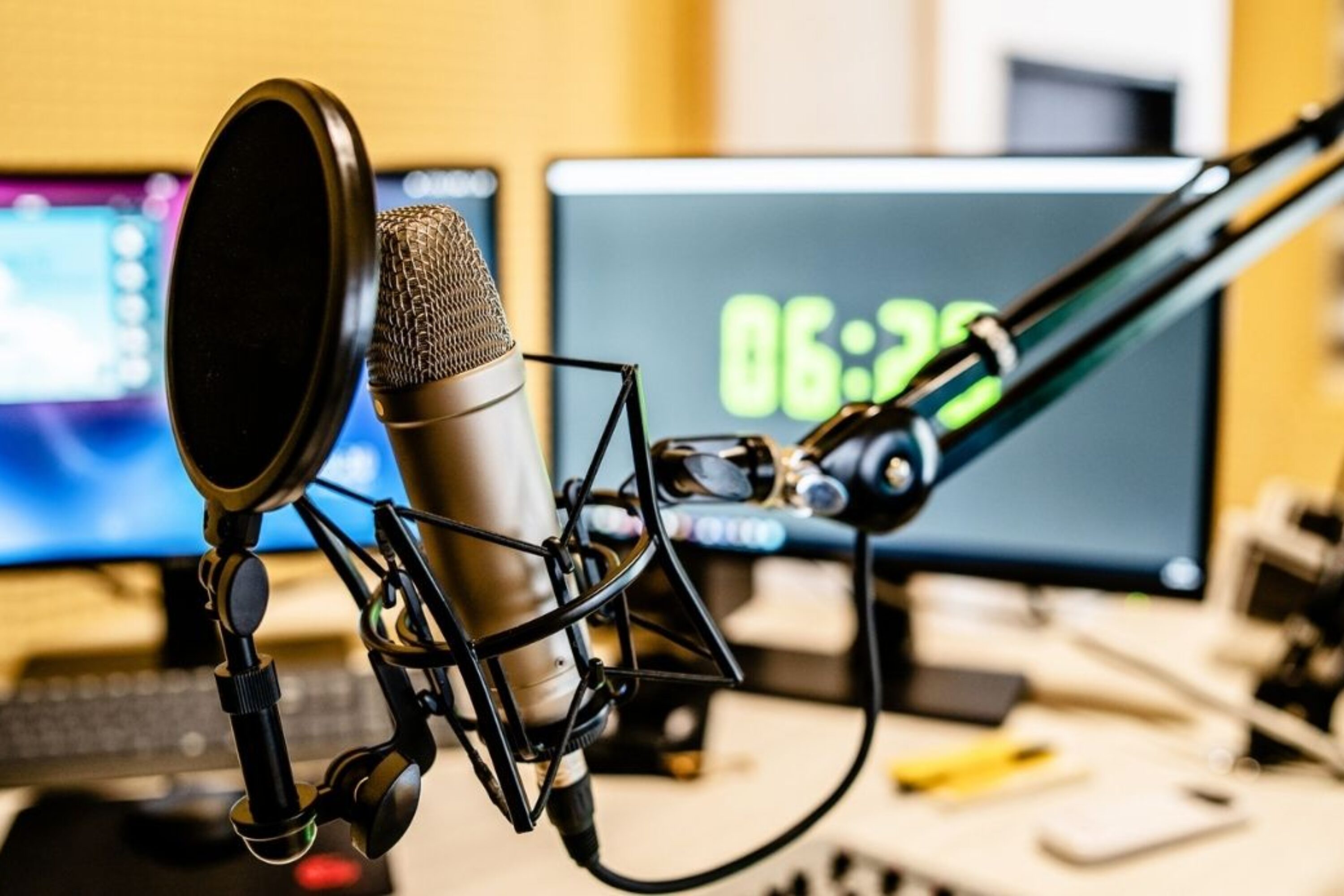 immagine di copertina Radio Case Speciali. Voci e parole di ragazzi e ragazze in forma di radio”