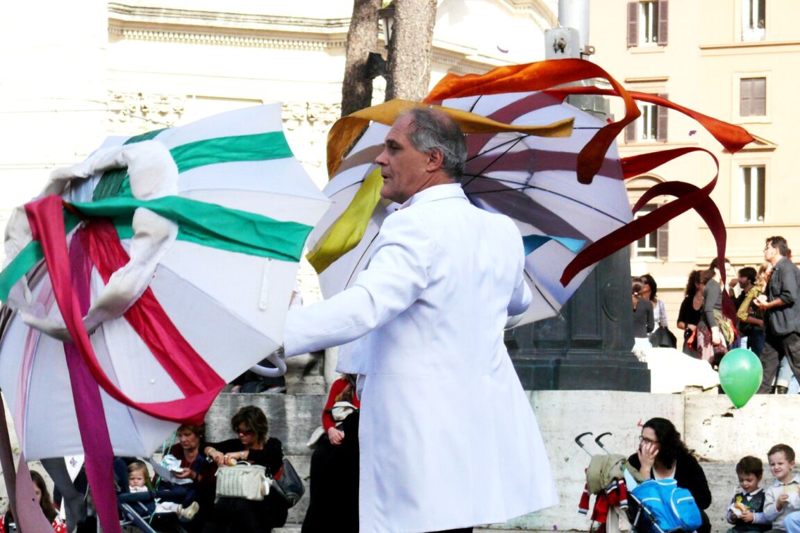 foto La festa dei colori <br>Spettacolo all’aperto su trampoli