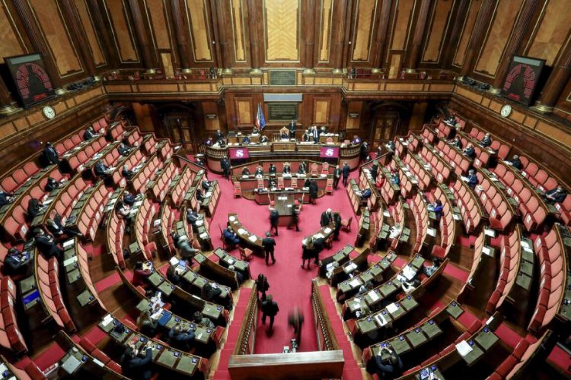 foto Il Palazzo litiga, l’Italia prega