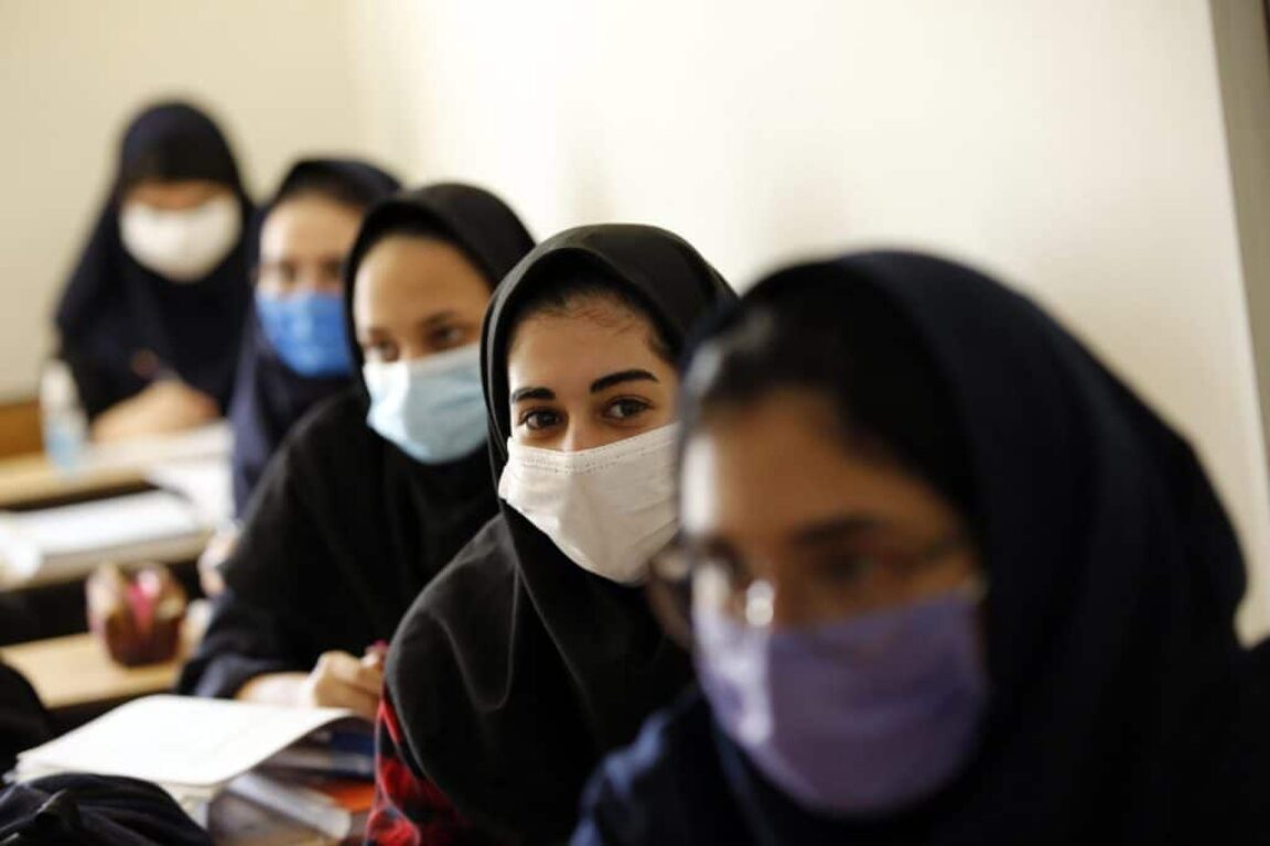 foto In Iran il potere avvelena le bambine per chiudere le scuole
