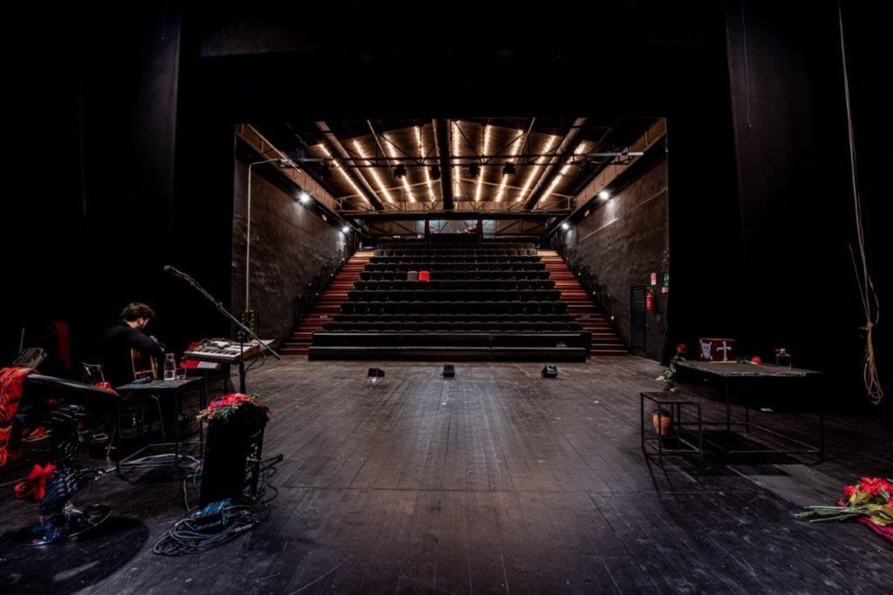 immagine di copertina CERCASI TECNICƏ DI TEATRO con possibilità di ASSUNZIONE