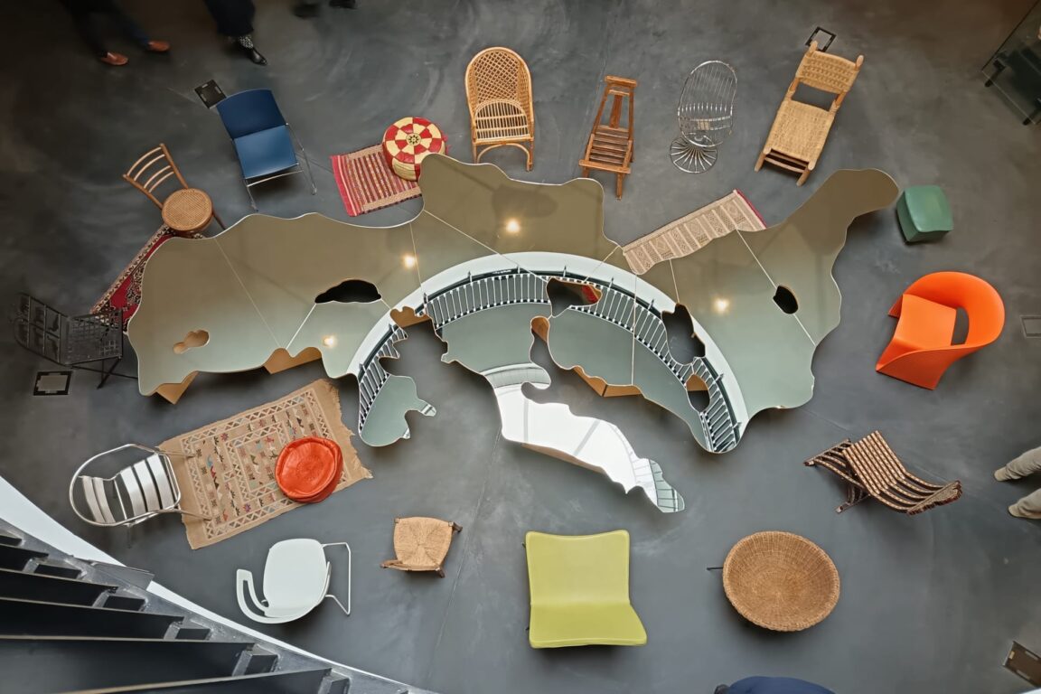 foto Le sedie vuote e i diritti umani nel tavolo del Mediterraneo di Michelangelo Pistoletto